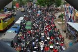 Tangerang (Anatara Bali) - Ratusan buruh yang tergabung pada Komite Aksi Buruh Tangerang berkendara sepeda motor di jalan Daan Mogot, Tangerang, Rabu (3/10). Mereka menuntut penghapusan Sistem Kerja Kontrak dan Outsourcing serta tolak politik upah murah. ANTARA FOTO/Joanzen yoka/nym/2012.