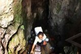 Pacitan (Antara Bali) - Warga menaiki tangga sambil membawa air yang ia peroleh dari dasar sebuah gua di dusun Kali Luweng, Sawahan, Donorojo, Pacitan, Jatim, Sabtu (6/10). Warga di kawasan yang mengalami kekeringan tersebut terpaksa mencari air di dasar gua bawah tanah untuk kebutuhan sehari-harinya. FOTO ANTARA/Akbar Nugroho Gumay/nym/2012.