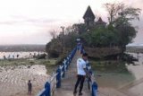 Malang (Antara Bali) - Sejumlah wisatawan menikmati keindahan Pantai Balai Kambang, Kecamatan Donomulyo, Kab. Malang, Jawa Timur, Senin (8/10). Pantai Balai Kambang memiliki dua pulau karang, salah satunya Pulau Ismaya yang terdapat bangunan Pura untuk ritual agama Hindu atau Budha dan sekaligus menjadi objek wisata. FOTO ANTARA/Sahlan Kurniawan/nym/2012. 