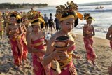 Kuta (Antara Bali) - Sejumlah remaja putri mengenakan pakaian khas Bali dalam parade Kuta Karnival ke-10 di Pantai Kuta, Bali, Rabu (10/10). Festival untuk meningkatkan kunjungan wisatawan itu berlangsung 10-14 Oktober 2012 dengan menampilkan beragam kesenian dan atraksi untuk wisata yang dikemas juga untuk mengenang 10 tahun tragedi bom Bali. FOTO ANTARA/Nyoman Budhiana/nym/2012.