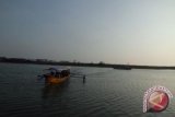 Penumpang perahu jukung Pantai Glagah naik 