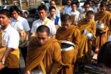 Surabaya (Antara Bali) - Sejumlah Bhante menerima bingkisan dari sejumlah umat Buddha, saat ritual Pindapatta, di jalanan sekitar Vihara Dhammadipa kawasan Pandegiling Surabaya, Minggu (21/10). Pindapatta adalah sebuah tradisi bagi para Bhante untuk menerima sedekah makanan dari masyarakat ke dalam mangkuknya dengan berjalan kaki tanpa mengenakan alas kaki dengan tujuan sebagai latihan kemoralan bagi umat Buddha. FOTO ANTARA/Eric Ireng/nym/2012.