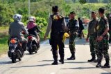 Poso (Antara Bali) - Personel gabungan TNI dan POLRI mengamankan lokasi ditemukannya rangkain Bom di Desa Lantojaya, Kecamatan Poso Pesisir, Kabupaten Poso, Sulawesi Tengah, Selasa (23/10). Tim Gegana Brimob Poso mengamankan rangkain bom menggunakan charger ponsel merk Xenon, sebuah jam tangan, kabel warna merah yang diletakan dalam sebuah kaleng. FOTO ANTARA/Zainuddin MN/nym/2012.