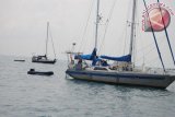 Sejumlah 24 yacht (kapal pesiar kecil) yang tergabung dalam Sail Morotai 2012 menyinggahi Pulau Ketawai, Kabupaten Bangka Tengah, Provinsi Kepulauan Bangka Belitung Pada Kamis (25/10). Foto ANTARA/wira suryantala