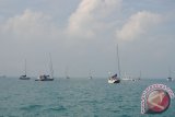 Sejumlah 24 yacht (kapal pesiar kecil) yang tergabung dalam Sail Morotai 2012 menyinggahi Pulau Ketawai, Kabupaten Bangka Tengah, Provinsi Kepulauan Bangka Belitung, Kamis (25/10). Foto ANTARA/wira suryantala