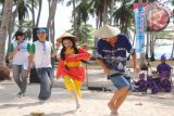 Rombongan Sail Morotai ikut menari bersama penari dan pengunjung saat singgah di Pulau Ketawai, Kabupaten Bangka Tengah, Provinsi Kepulauan Bangka Belitung, Kamis (25/10). Foto ANTARA/wira suryantala 