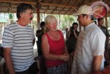 Rombongan Sail Morotai disambut Bupati Bangka Tengah, Erzaldi Rosman saat singgah di Pulau Ketawai, Kabupaten Bangka Tengah, Provinsi Kepulauan Bangka Belitung, Kamis (25/10). Foto ANTARA/wira suryantala 