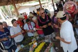 Rombongan Sail Morotai disambut Bupati Bangka Tengah, Erzaldi Rosman sambil menikmati hidangan kue tradisional yang disediakan panitia saat singgah di Pulau Ketawai, Kabupaten Bangka Tengah, Provinsi Kepulauan Bangka Belitung, Kamis (25/10). Foto ANTARA/wira suryantala 