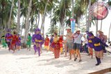 Rombongan Sail Morotai ikut menari bersama penari dan pengunjung saat singgah di Pulau Ketawai, Kabupaten Bangka Tengah, Provinsi Kepulauan Bangka Belitung, Kamis (25/10). Foto ANTARA/wira suryantala 