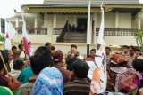 Barabai, 1/10 - DPRD JANJI PERJUANGKAN DAYAK - Ketua DPRD Kabupaten Hulu Sungai Tengah, Gt Rosyadi berjanji akan memperjuangkan hak dan pengakuan terhadap agama Kaharingan yang di anut oleh masyarakat adat Dayak Meratus setempat dengan segera melakukan pembahasan bersama pemerintah daerah setempat. Hal itu dikatakannya saat menemui ratusan masyarakat adat Dayak Meratus yang melakukan aksi demo di depan kantor bupati dan DPRD setempat, Senin (1/10). Foto: ANTARA/Rusmanadi