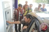 Banjarmasin, 2/10 - ATM DRIVE THRU - Wakil Walikota Banjarmasin Irwan Anshari memanfaatkan fasilitas drive thru yang baru saja di resmikan di kantor Bank Mandiri Training Centre Banjarmasin, Selasa (2/10). Foto ANTARA/Humas-Herry Murdy Hermawan/B