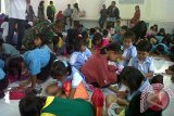 Khatulistiwa Children Fun Art (Khachifa), sanggar seni lukis anak-anak di Kota Pontianak mengadakan kegiatan mewarnai bersama anak-anak dari perbatasan Indonesia - Malaysia di Kecamatan Entikong, Kabupaten Sanggau, Kamis. FOTO ANTARAKalbar/Nurulhayat