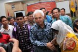 Banjarmasin, 6/10 - KULIAH UMUM HATTA RAJASA - Menteri Perekonomian Hatta Rajasa memberikan salam kepada salah seorang mahasiswa usai memberikan kuliah umum di Rektorat Universitas Lambung Mangkurat Banjarmasin, Sabtu (6/10). Hatta Rajasa memberikan kuliah umum tentang MP3EI dan kondisi perekonomian Indonesia terkini. Foto ANTARA/Herry Murdy Hermawan/B