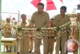 Banjarmasin, 16/10 - PERESMIAN MUSHOLA AL MUHIDDIN - Wali Kota Banjarmain H Muhidin didampingi Kadisdik H Hesly Junianto dan Kepala SMKN 3 Johnny Manurung, menggunting pita saat meresmikan Mushola Al Muhiddin di SMK 3 Banjarmasin, Selasa (16/10). Selain itu wali kota juga menyaksikan pembuatan pupuk organik oleh para siswa SMK tersebut.(Foto ANTARA/humas/Herry Murdy Hermawan/D)