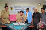 Barabai, 16/10 - Sekeratris Daerah Pemkab Hulu Sungai Tengah IBG Dharmaputra menandatangani (MoU) Penyelenggaraan Program Sarjana (S1) kependidikan Bagi guru dalam jabatan antara Pemerintah kabupaten HST dengan universitas Negeri Makassar, bertempat di Aula Rumah Sakit umum Daerah H Damanhuri Barabai. MoU tersebut disaksikan Kepala Dinas Pendidikan Kab HST Agung Prawono, Dekan Fakultas Ilmu Keolahragaan UNM Drs H Arifuddin Usman, M kes. Guru di HST yang harus ditingkatkan kualifikasi akademiknya (Guru Penjaskes) berjumlah 150 orang dari berbagai satuan pendidikan baik SD, SMP dan SMA.(Foto ANTARA/humas/C)