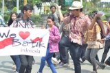 Samarinda (ANTARA Kaltim) - Sejumlah pemuda pecinta batik menggelar aksi menari di jalan pada Peringatan Hari Batik Nasional di Simpang Empat Mal Lembuswana Samarinda, Selasa (2/10). Peringatan Hari Batik Nasional yang dilaksanakan Dinas Kebudayaan Pariwisata dan Kominfo Kota Samarinda dengan melibatkan puluhan pemuda pecinta batik itu juga dilakukan dengan membagi-bagikan stiker "I Love Batik" kepada para pengguna jalan. (Amirullah/ANTARA)