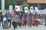 Samarinda (ANTARA Kaltim) - Sejumlah pemuda pecinta batik menggelar aksi menari di jalan pada Peringatan Hari Batik Nasional di Simpang Empat Mal Lembuswana Samarinda, Selasa (2/10). Peringatan Hari Batik Nasional yang dilaksanakan Dinas Kebudayaan Pariwisata dan Kominfo Kota Samarinda dengan melibatkan puluhan pemuda pecinta batik itu juga dilakukan dengan membagi-bagikan stiker 'I Love Batik' kepada para pengguna jalan. (Amirullah/ANTARA)
