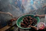 Sejumlah santri mengikuti bakar sate massal di halaman Ponpes Tebuireng, Jombang, Jawa Timur, Jumat (26/10). Tradisi bakar sate masal itu bertujuan untuk mempererat ikatan emosional sesama santri dan pengurus Ponpes. FOTO ANTARA/SYAIFUL ARIF/12