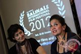 Aktris senior Christine Hakim (kanan) bersama Co-Founder Balinale Internasional Film Festival Deborah Gabinetti (kiri) memberi keterangan perihal penyelengaraan Balinale International Film Festival pada konfrensi pers jelang festival film tersebut di Jakarta, Jumat , (12/10). Balinale International Film Festival 2012 merupakan festival film bertaraf internasional yang berlangsung 22-18 Oktober 2012 di Bali menampilkan 34 film dari berbagai genre, mainstream, dokumenter, independen, dan film pendek dari 14 negara. FOTO ANTARA/Teresia May/ed/pd/12