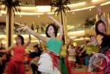 Puluhan pengunjung mengikuti gerakan Belly Dance atau tari perut di Pusat Perbelanjaan Emporium, Jakarta, Selasa (16/10) malam. Belly Dance merupakan tarian tradisional timur tengah yang memiliki nama asli Oriental Dance yang disukai kaum perempuan karena mampu meningkatkan kebugaran dan menurunkan berat badan. FOTO ANTARA/Dhoni Setiawan