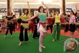 Puluhan pengunjung mengikuti gerakan Belly Dance atau tari perut di Pusat Perbelanjaan Emporium, Jakarta, Selasa (16/10) malam. Belly Dance merupakan tarian tradisional timur tengah yang memiliki nama asli Oriental Dance yang disukai kaum perempuan karena mampu meningkatkan kebugaran dan menurunkan berat badan. FOTO ANTARA/Dhoni Setiawan