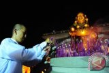 Seorang warga penganut Buddha melaksanakan sembahyang Dewi Bulan pada perayaan Festival Kue Bulan atau Cung Chiu Ciek di Maha Vihara Maitreya, Kab. Kubu Raya, Kalbar, Minggu (30/9) malam. Festival Cung Chiu Ciek yang jatuh setiap tanggal 15, bulan 8, tahun Imlek tersebut, merupakan bentuk rasa syukur kepada Dewi Bulan atas segala berkat berkelimpahan yang telah diberikan selama setahun. FOTO ANTARA/Jessica Helena Wuysang