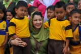 Tenggarong (ANTARA Kaltim) - Bupati Kutai Kartanegara Rita Widyasari berfoto bersama sejumlah anak-anak pada peringatan Hari Anak Nasional (HAN) 2012 di halaman Planetorium Jagad Raya Tenggarong, Kukar, Kamis (11/10).