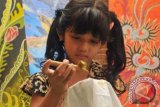 Seorang anak belajar membatik tulis di kampung Batik Menteng Dalam, Jakarta, Selasa (2/9). Hari Batik Nasional diperingati setelah batik resmi dikukuhkan UNESCO sebagai ï¿½Warisan Kemanusiaan untuk Budaya Lisan", pada 2 Oktober 2009. FOTO ANATARA/Zabur Karuru