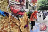 Sejumlah mahasiswi mengenakan busana batik saat memperingati Hari Batik Nasional di kawasan kampus Universitas Islam Syekh Yusuf Tangerang, Tangerang, Banten, Selasa (2/10). Sejak UNESCO menetapkan batik sebagai warisan budaya Indonesia pada 2009 lalu, warga dari berbagai kalangan antusias mengenakan busana batik untuk memperingati Hari Batik Nasional yang jatuh setiap 2 Oktober. FOTO ANTARA/Ismar Patrizki