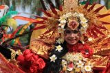 Tenggarong (ANTARA Kaltim) - Salah satu penampilan dari anggota Jember Fashion Carnival (JFC) acara Kutai Kartanegara Fashion Art Carnival (KFAC) dengan tema "Exploring Borneo" yang dilepas Bupati Rita Widyasari di halaman Kantor Bupati Kukar, Sabtu (27/10).
