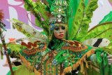 Tenggarong (ANTARA Kaltim) - Salah satu penampilan Kutai Kartanegara Fashion Art Carnival (KFAC) Grup Tameng dalam kegiatan "Fashion On The Street" atau peragaan busana di jalan raya yang dilepas Bupati Rita Widyasari di halaman Kantor Bupati Kukar, Sabtu (27/10). 