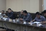 Samarinda (ANTARA Kaltim) - Rapat Kerja Komisi III DPRD Kaltim dipimpin Wakil Ketua Komisi III, Andi Harun dan Sekretaris Komisi III, Agus Santoso dengan jajaran Dinas PU Kaltim membahas Jembatan Mahakam Kembar. (FOTO: DPRD Kaltim/Akbar Pamungkas)