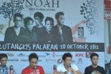 Samarinda (ANTARA Kaltim) - Vokalis grup Band Noah, Ariel (tengah) memberikan keterangan kepada wartawan saat berlangsung konferensi pers di Coffee Time Samarinda, Jumat (19/20). Grup reinkarnasi Peterpan yang terkenal lewat lagu Separuh Aku itu akan menyapa penggemarnya pada konser bertajuk 'Born To Make History' di GOR Bulutangkis Stadion Palaran Samarinda, Sabtu (20//10) dengan harga tiket Rp600 ribu hingga Rp1 juta. (Amirullah/ANTARA) 