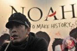 Vokalis grup musik Noah, Ariel, menjawab pertanyaan wartawan saat konferensi pers konser musik "Noah, Born To Make History Concert", di Semarang, Jateng, Jumat (5/10). Noah akan tampil selama dua jam dengan membawakan sekitar 20 lagu pada Sabtu (6/10) malam di GOR Jatidiri Semarang . FOTO ANTARA/R. Rekotomo/ed/mes/12.