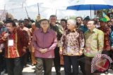 Wakil Presiden Boediono didampingi Menteri Koordinator Perekonomian Hatta Rajasa pada saat melakukan peninjauan beberapa stand pameran dalam peringatan Hari Pangan Sedunia ke-32 di Palangka Raya, Kamis (18/10). FOTO ANTARA/Rachmat Hidayat