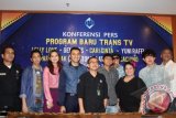 (Dari kiri ke kanan)Kepala Marketing PR Trans TV Hadiansyah Lubis, artis Michael Manuardas, Yudittia, Anjasmara, staf content development Trans TV Aris Ananda, artis Aden Bajaj, Isa Bajaj, Sinyorita, Melky Bajaj dan Marlon Raynaldi dalam jumpa pers peluncuran Program Baru Trans TV di Gedung Trans TV, Jakarta, Selasa (30/10). Sitkom berjudul Parkir Pak Le yang mereka bintangi adalah salah satu program baru Trans TV. FOTO ANTARA/ Anita Permata Dewi/nz/12