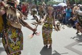 Samarinda (Antara Bali) - Dua pemuda suku Dayak membawakan tari perang pada pawai budaya Festival Mahakam ke-12 yang berlangsung di Tepian Sungai Mahakam, Samarinda, Kaltim, Minggu (4/11). Festival tersebut selain menampilkan sejumlah kebudayaan suku asli kalimantan itu juga menampilkan lomba masakan tradisional berbahan baku ikan sungai, lomba perahu naga, lomba ketinting, lomba tambangan serta upacara adat Dayak 'Hudoq Kawit'. FOTO ANTARA/Amirullah/nym/2012.