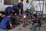 Gerung (Antara Bali) - Sejumlah siswa menyelesaikan pembuatan mobil matic gokart Generasi 1 (G-1) di SMKN 1 Lingsar, Kecamatan Narmada, Gerung, Lombok Barat, NTB, Rabu (7/11). Bahan baku mobil gokart berkapasitas mesin matic 125 cc itu kebanyakan menggunakan bahan limbah atau bekas yang sudah tidak terpakai. FOTO ANTARA/Ahmad Subaidi/nym/2012.