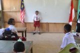 Kinabalu (Antara Bali) - Sejumlah anak Tenaga Kerja Indonesia (TKI) dari program Community Learning Center (CLC), mengikuti pelajaran di Sekolah Dasar (SD) Tunas Harapan Bangsa di wilayah Papar, Sabah, Malaysia, Minggu (11/11). SD Tunas Harapan Bangsa yang memiliki 151 murid anak TKI itu merupakan salah satu dari 152 sekolah CLC di Sabah, Malaysia, yang mendidik anak-anak TKI yang bekerja di sejumlah perkebunan kelapa sawit. FOTO ANTARA/Amirullah/nym/2012.