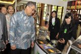 Nusa Dua (Antara Bali) - Wakil Menteri Perdagangan, Bayu Krisnamurthi (tengah) meninjau salah satu stand pameran sebuah perusahaan pialang saat menghadiri Seminar Nasional Perdagangan Berjangka Komoditi di Nusa Dua, Bali, Selasa (13/11). Kegiatan dua hari itu dihadiri sekitar 400 peserta dari berbagai pelaku usaha dan instansi bidang perdagangan berjangka komoditi di Indonesia untuk mendiskusikan berbagai hal terutama peranan mereka dalam penguatan perekonomian daerah dan nasional. FOTO ANTARA/Nyoman Budhiana/nym/2012.