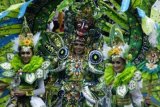 Banyuwangi (Antara Bali) - Sejumlah peserta defile Barong berpartisipasi dalam Banyuwangi Ethno Carnival (BEC) ke-2 di Banyuwangi, Jawa Timur, Minggu (18/11). Kegiatan yang mengambil tema Re-Barong Using ini terinspirasi oleh Barong sebagai kesenian khas suku Using Banyuwangi dan diikuti 200 peserta berparade di jalan sepanjang 2,5 kilometer. FOTO ANTARA/Seno S./ADT/2012.