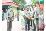 Tanjung, 23/11 - Panglima Kodam (Pangdam) VI/Mulawarman, Mayjen TNI Dicky Weinal Usman melakukan kunjungan kerja ke kantor Kodim 1008/Tanjung. Bersama Danrem 101/ANT, Kolonel Infanteri M Herindra MA dan Asistem Operasi Kasdam VI/Mulawarman, Kol Inf Teguh, Pangdam akan memberikan pengarahan bagi anggota Kodim 1008/Tjg, Kodim 1001/Amuntai, Kodim 1002/Barabai dan Kompi senapan A 621/Manuntung, Hikun, Tanjung.Foto:Antara/Herlina Lasmianti