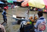 Jakarta, (ANTARA Babel) - Warga melintasi banjir rob di Kawasan Pasar Ikan Penjaringan, Jakarta Utara, Jumat (16/11). Banjir rob yang melanda kawasan pesisir Jakarta Utara itu selain karena air laut pasang, juga tingginya curah hujan beberapa hari terakhir. FOTO ANTARA/Wahyu Putro A/ed/Spt/12 