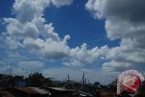 Banjarmasin, 29/1 - GUMPALAN AWAN - Gumpalan awan berwarna putih tebal nampak menghiasi angkasa Kota Banjarmasin, Kamis (29/11) siang yang saat itu begitu panas dan terik, sehingga diperkirakan akan dengan cepat berubah sore harinya turun hujan. Dalam sepekan terakhir sudah beberapa kali turun hujan disertai angin kencang dan petir.(Foto ANTARA/AH Muhiddin/D)