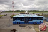 Aktivitas penerbangan di Bandara Supadio yang terketak di Kabupaten Kubu Raya kembali normal pascatergelincirnya pesawat Lion Air di ujung landasan bandara tersebut. "Untuk aktivitas penerbangan saat ini sudah kembali normal dan bandara sudah kita buka sejak pukul 21.45 tadi malam. Bandara hanya kita tutup selama satu jam saja untuk memastikan landasan bisa digunakan atau tidak," kata General Manajer PT Angkasa Pura II Cabang Bandara Supadio, Abiyoso di Sungai Raya, Jumat. FOTO ANTARAKalbar/Rendra