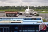 Aktivitas penerbangan di Bandara Supadio yang terketak di Kabupaten Kubu Raya kembali normal pascatergelincirnya pesawat Lion Air di ujung landasan bandara tersebut. "Untuk aktivitas penerbangan saat ini sudah kembali normal dan bandara sudah kita buka sejak pukul 21.45 tadi malam. Bandara hanya kita tutup selama satu jam saja untuk memastikan landasan bisa digunakan atau tidak," kata General Manajer PT Angkasa Pura II Cabang Bandara Supadio, Abiyoso di Sungai Raya, Jumat. FOTO ANTARAKalbar/Rendra Oxtora