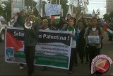 Ratusan mahasiswa yang tergabung dalam Kesatuan Aksi Mahasiswa Muslim Indonesia (KAMMI) Kalimantan Barat, Rabu, melakukan unjuk rasa dengan turun ke jalan, menolak agresi militer Israel terhadap Palestina sehingga menewaskan masyarakat sipil dan anak-anak yang tidak berdosa. FOTO ANTARA Kalbar/Andilala