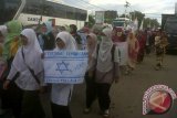 Ratusan mahasiswa yang tergabung dalam Kesatuan Aksi Mahasiswa Muslim Indonesia (KAMMI) Kalimantan Barat, Rabu, melakukan unjuk rasa dengan turun ke jalan, menolak agresi militer Israel terhadap Palestina sehingga menewaskan masyarakat sipil dan anak-anak yang tidak berdosa. FOTO ANTARA Kalbar/Andilala