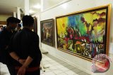 Banjarmasin, 6/11 - PAMERAN LUKISAN ISLAMI - Pengunjung menikmati lukisan bernuansa Islami yang di pamerkan di aula Taman Budaya Kalsel di Banjarmasin, Selasa (6/11). Sepuluh pelukis dari 5 kabupaten/kota di Kalsel menampilkan karyanya dalam pameran tersebut. Foto ANTARA/Herry Murdy Hermawan/B