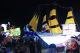 Telong - telong tampil pada malam ke-8 muharram festival Tabot 2012 di lapangan merdeka, Kamis(22/11). Telong-telong merupakan lampion berukuran besar dengan berbagai bentuk yang unik dan dibuat dengan menggunakan bahan kertas, plastik serta bahan lainnya, Untuk mempercantik penampilan, telong-telong dihiasi lampu berwarna warni. (Foto Antarabengkulu.com/Dimas)
